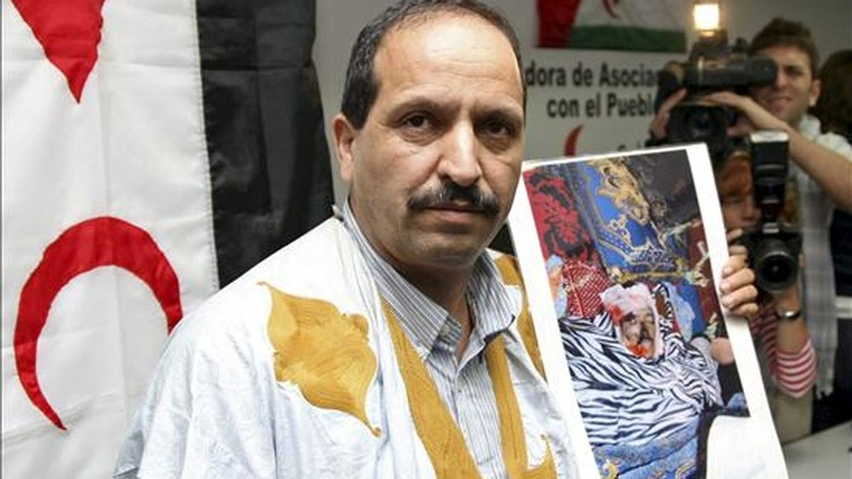 Lahmad Mulud Ali muestra una fotografía de su hermano Babi Hamadi Buyema, el español de origen saharaui fallecido durante los enfrentamientos registrados en El Aaiún. EFE/Archivo