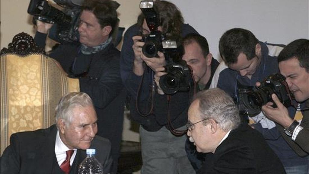El presidente del Tribunal Supremo, Carlos Dívar (i), conversa con el presidente de la sala de lo penal del Tribunal Supermo, Juan Saavedra (d), al inicio de la reunión de la sala del 61 del Tribunal Supremo. EFE El presidente del Tribunal Supremo, Carlos Dívar (i), conversa con el presidente de la sala de lo penal del Tribunal Supermo, Juan Saavedra (d), al inicio de la reunión de la sala del 61 del Tribunal Supremo. EFE