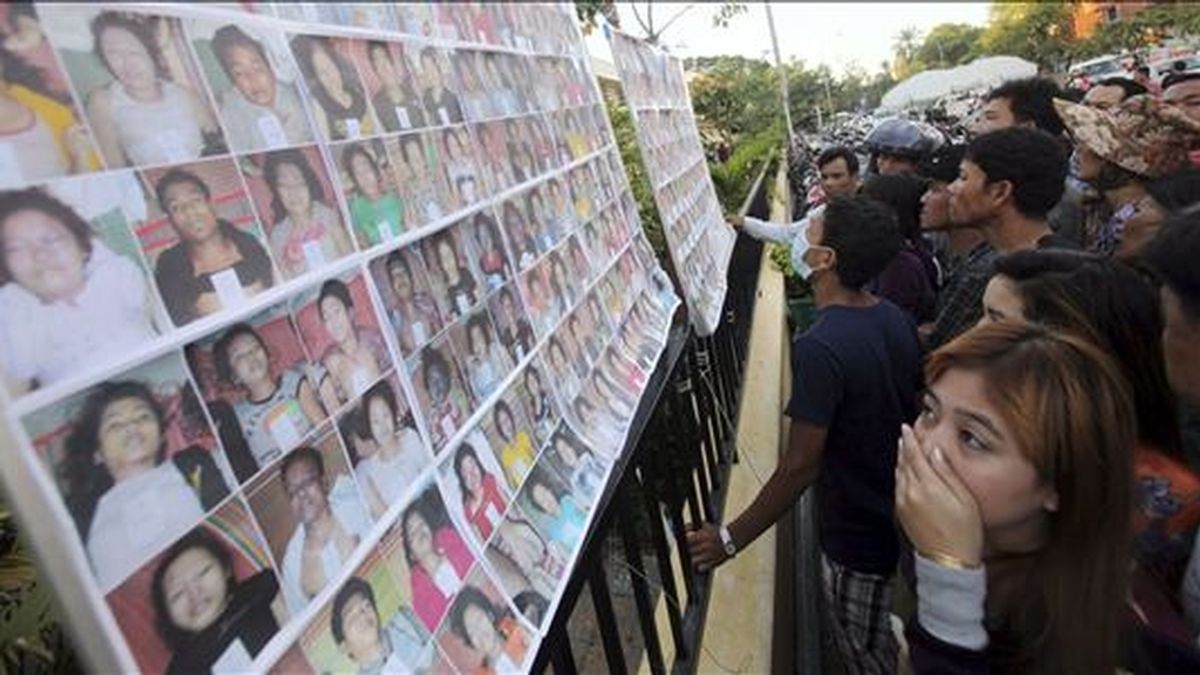 Camboyanos miran fotografías colocadas ante un hospital de las víctimas de la estampida ocurrida durante la celebración del Festival del Agua en Phnom Penh, Camboya. EFE