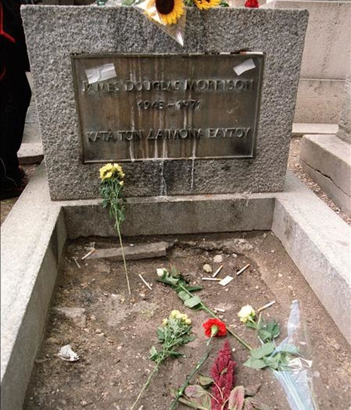 El vocalista de "The Doors", ídolo de masas que nació en Florida, fue encontrado muerto en una bañera en su vivienda de París en julio de 1971 a la edad de 27 años. En la imagen, la tumba de Jim Morrison. EFE/Archivo