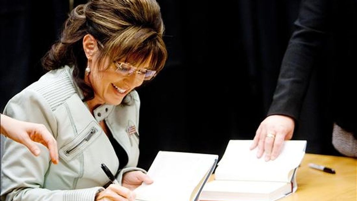 La ex candidata a la vicepresidencia de EE.UU. Sarah Palin firma algunos ejemplares durante el lanzamiento de su segundo libro "America By Heart: Reflections on Family, Faith, and Flag", en una librería de Phoenix, Arizona (EEUU). EFE
