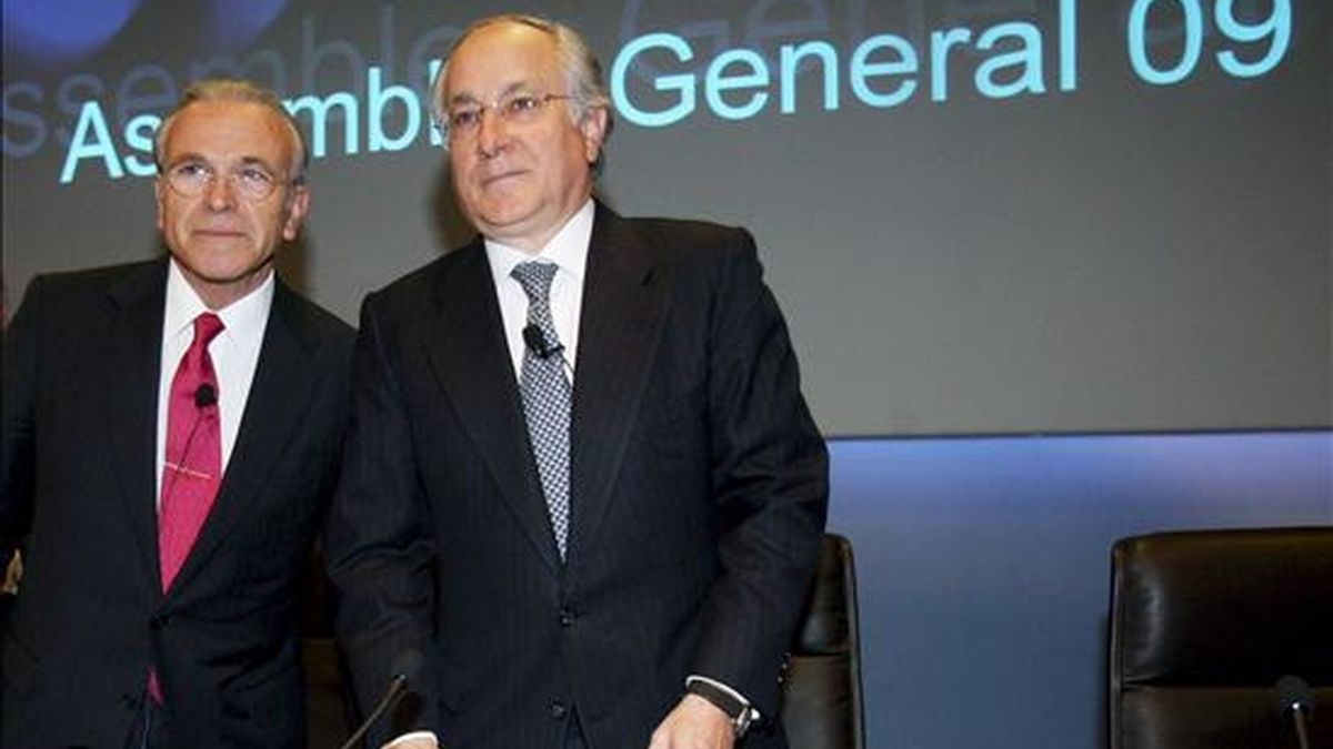 El presidente de La Caixa, Isidre Fainé (i), y el director general de La Caixa,Juan María Nin (d),durante el inicio de la presentacion sus resultados correspondientes al primer trimestre del año 2009. EFE