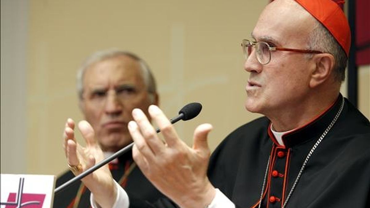 El secretario de Estado del Vaticano, el cardenal Tarcisio Bertone (d), junto al presidente de la CEE, Antonio María Rouco Varela (i), durante la rueda de prensa que ofreció hoy en Madrid. EFE