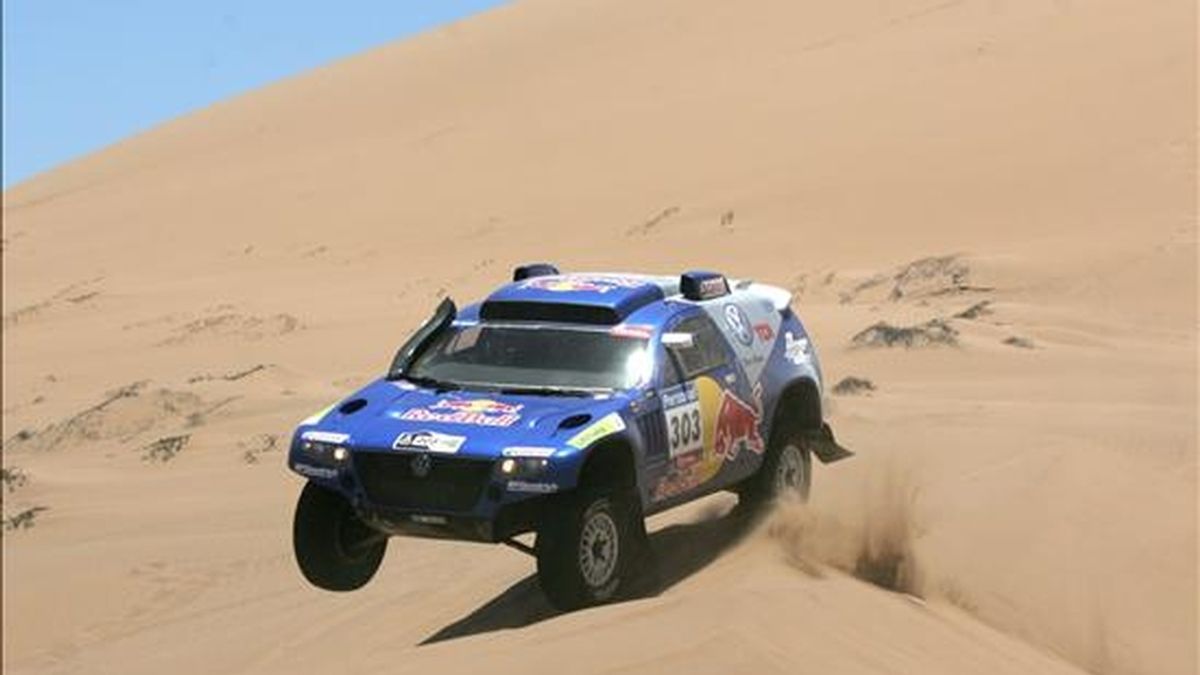 El Dakar mueve cada día a unas 2.000 personas, entre corredores, equipos técnicos y de apoyo y 200 periodistas, y atrae además a unos 10.000 espectadores alrededor de cada campamento. EFE/Archivo El Dakar mueve cada día a unas 2.000 personas, entre corredores, equipos técnicos y de apoyo y 200 periodistas, y atrae además a unos 10.000 espectadores alrededor de cada campamento. EFE/Archivo