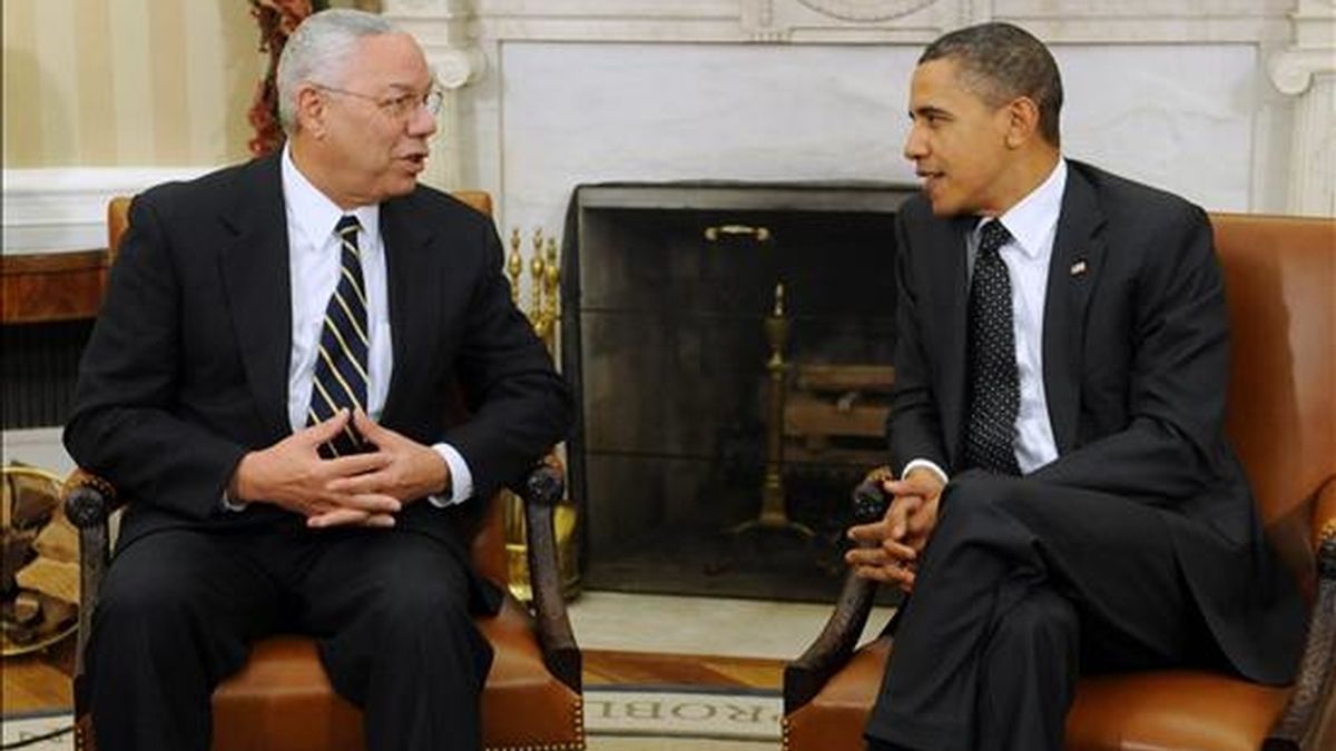 El presidente de EE.UU., Barack Obama (d), habla con el ex secretario de Estado Colin Powell (i) este 1 de diciembre la Casa Blanca en Washington, EE.UU., donde Obama afirmó que la incertidumbre sobre el armamento nuclear crea un mundo más peligroso, al abogar en favor del tratado de desarme nuclear START con Rusia. EFE