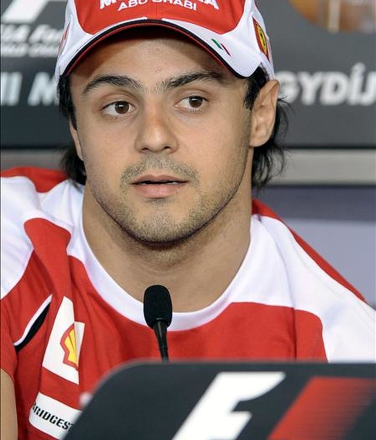 El piloto brasileño Felipe Massa de Ferrari comparece ante los medios durante una rueda de prensa celebrada en el circuito de Mogyorod, cerca de Budapest, (Hungría). EFE