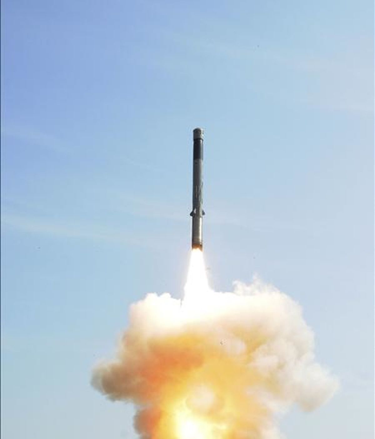 En la imagen, facilitada por la Organización de Investigación y Desarrollo en Defensa (DRDO), que muestra al nuevo el misil de crucero BrahMos durante su lanzamiento desde una plataforma móvil en la costa oriental de Orissa, India. EFE/Archivo