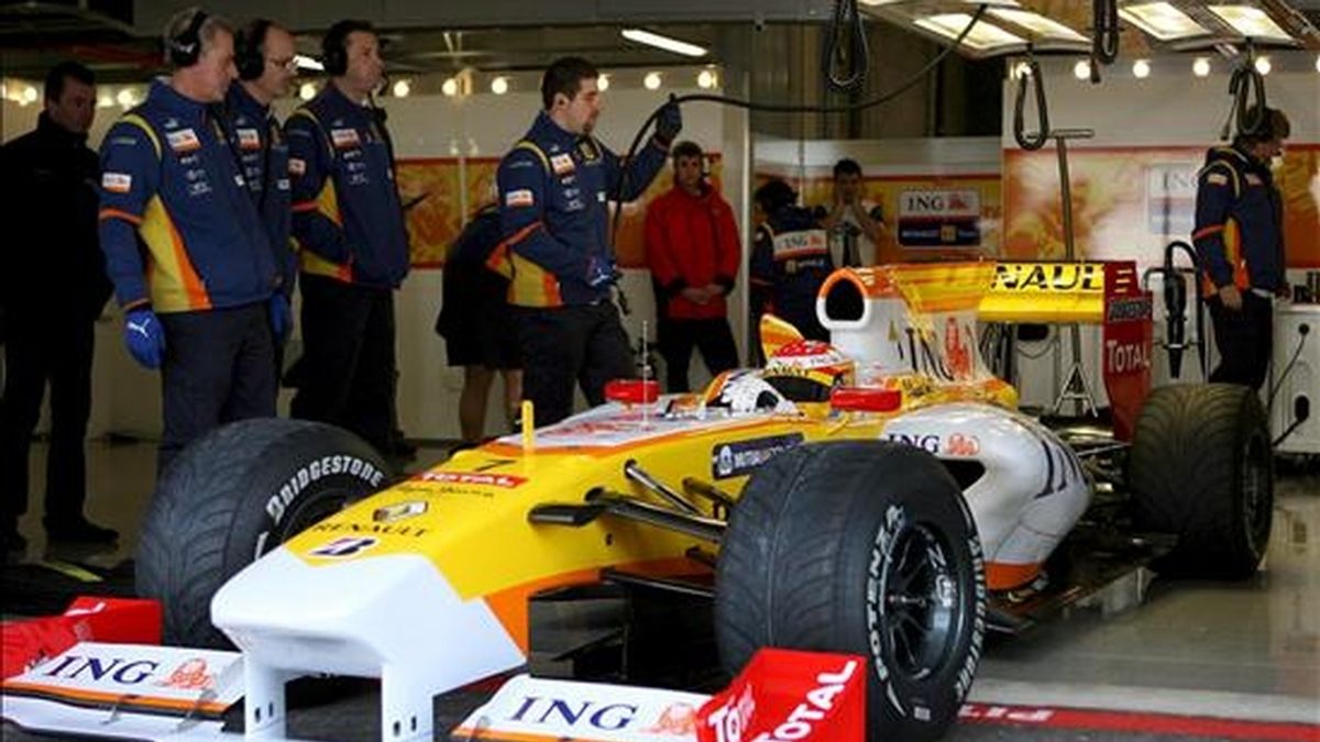 El piloto español de Fórmula Uno Fernando Alonso, de la escudería Renault, sale de boxes durante una sesión de pruebas. EFE/Archivo