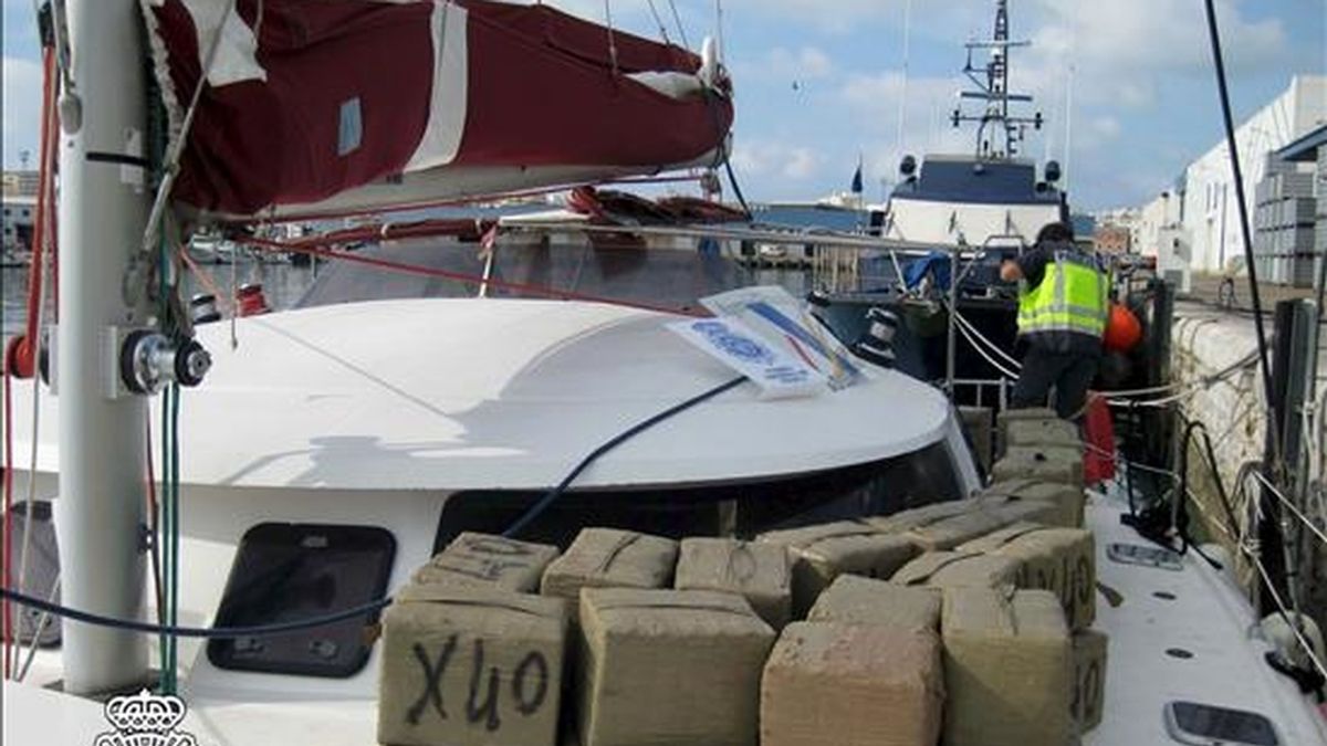 La Policía Nacional, con la colaboración británica, ha interceptado en alta mar un catamarán cargado con 3.200 kilos de hachís, que partió de Mallorca rumbo a Marruecos y con destino final a Inglaterra, y ha detenido a sus dos tripulantes, que pertenecían a una red de narcotráfico a gran escala. EFE La Policía Nacional, con la colaboración británica, ha interceptado en alta mar un catamarán cargado con 3.200 kilos de hachís, que partió de Mallorca rumbo a Marruecos y con destino final a Inglaterra, y ha detenido a sus dos tripulantes, que pertenecían a una red de narcotráfico a gran escala. EFE