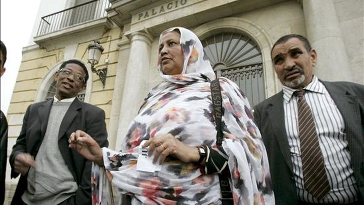 Los padres (c - d) de la menor mauritana, a las puertas de la Audiencia Provincial de Cádiz. EFE/Archivo