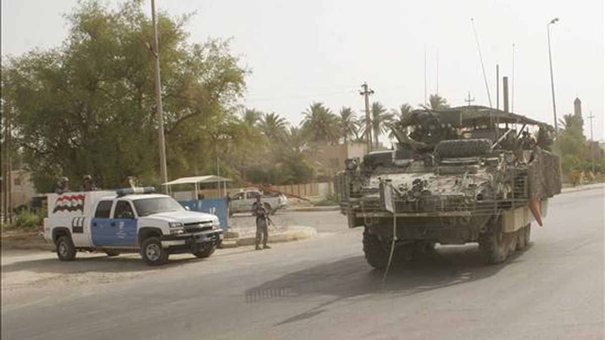 Un vehículo blindado estadounidense patrulla por una carretera de Baquba, Irak. EFE/Archivo