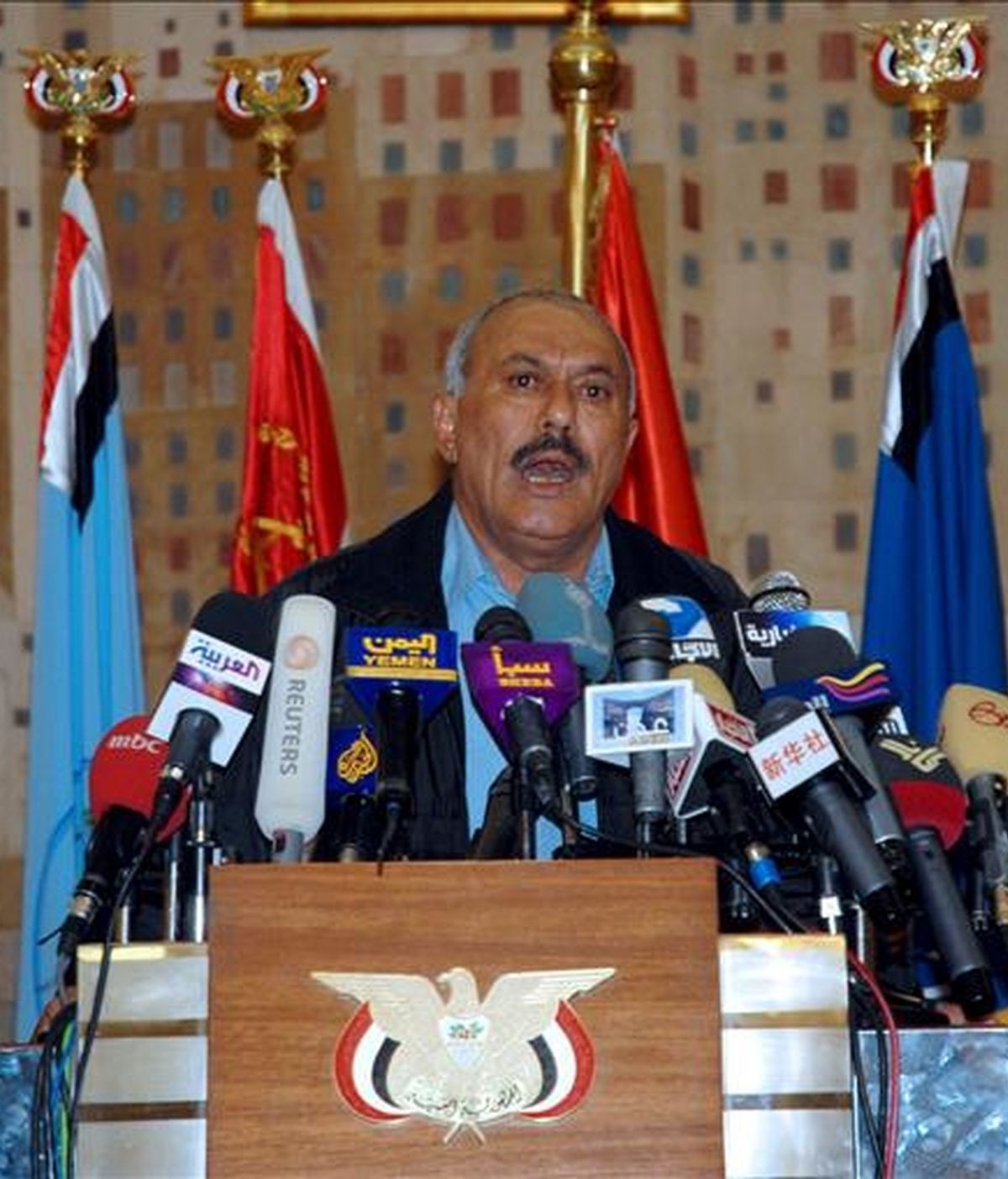 En un comunicado, AI señala la existencia de un cable fechado en enero del 2010 en el que el presidente de Yemen, Ali Abdullah Saleh, supuestamente asegura al general estadounidense David Petraeus que su Gobierno "continuará diciendo que las bombas son nuestras, no vuestras". En la imagen, el presidente yemení, Ali Abdullah Saleh. EFE/Archivo
