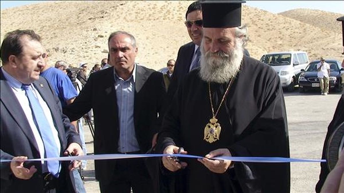 Momento de la inauguración por las autoridades israelíes y el Patriarcado Cristiano Greco-Ortodoxo de una pequeña ruta de acceso al Monasterio de San Jorge, en el territorio ocupado de Cisjordania, que ha generado la condena palestina. EFE