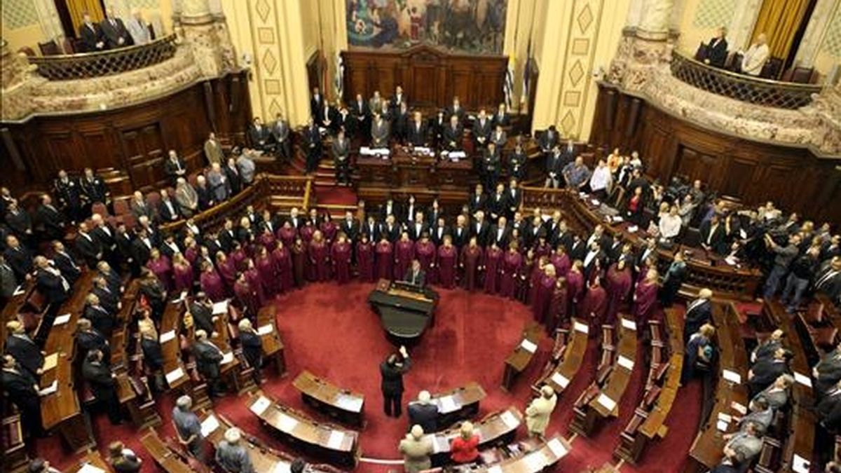 El parlamento uruguayo conmemora, en Montevideo (Uruguay), el 30 aniversario de la derrota del plebiscito impulsado por la dictadura militar (1973-1985) para perpetuarse en el poder y que abrió el camino al retorno de las libertades. EFE