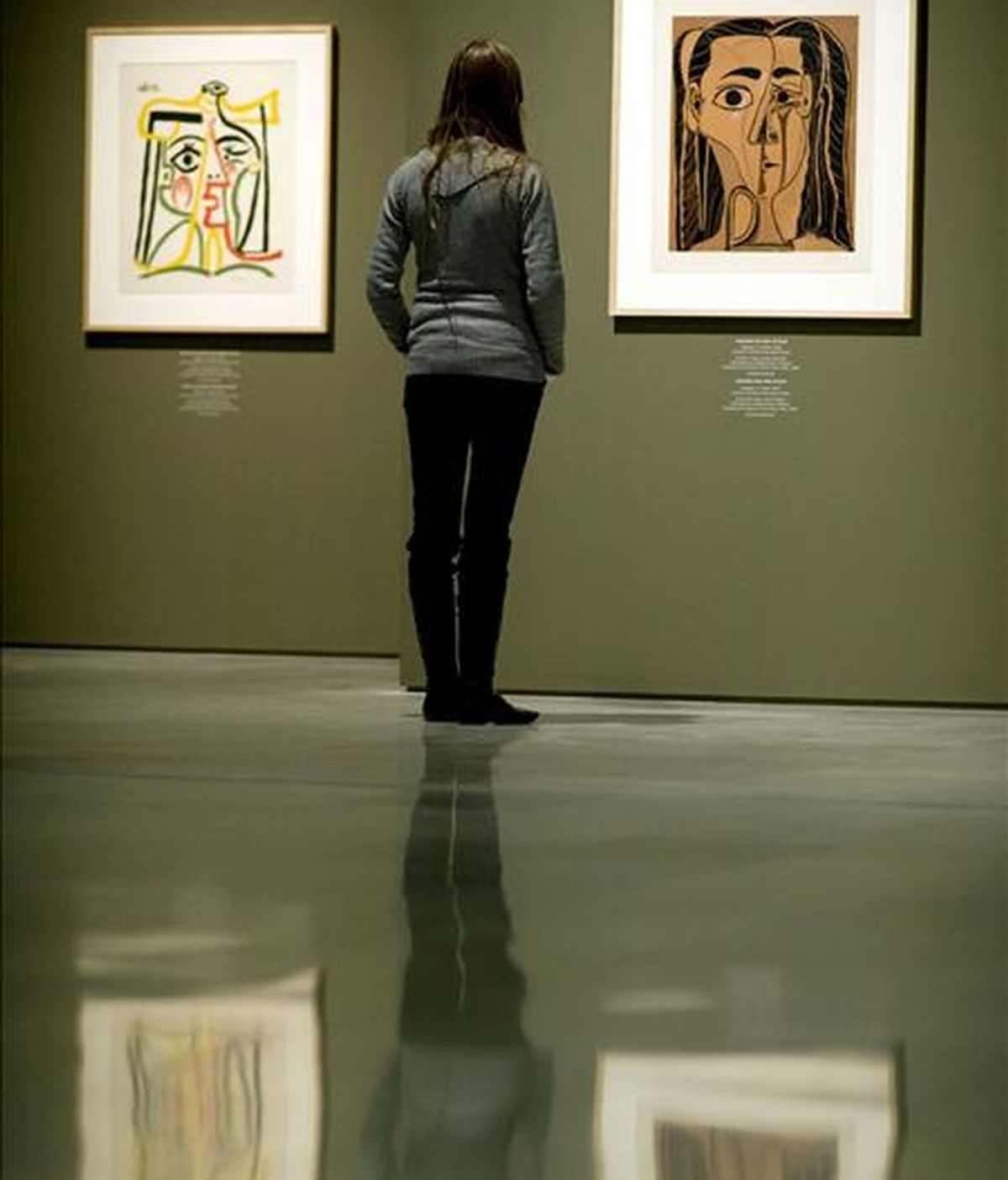Una joven contempla las obras de la exposición "Picasso linograbador. Retratos de Jacqueline", una exposición en el Centro Cultural Bancaja de Valencia. EFE/Archivo