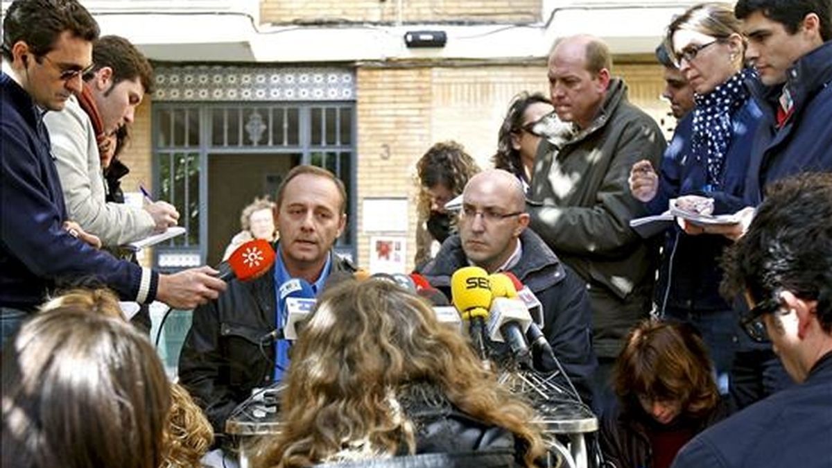 Antonio del Castillo (c), padre de la chica de 17 años desaparecida en Sevilla desde hace once días, durante la rueda de prensa que ofreció ayer a las puertas de su vivienda familiar. EFE