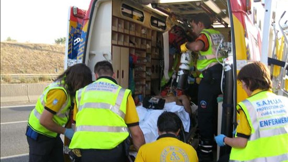 Miembros de los Servicios de Emergencias introducen en la ambulancia a un joven herido en un accidente. EFE/Archivo