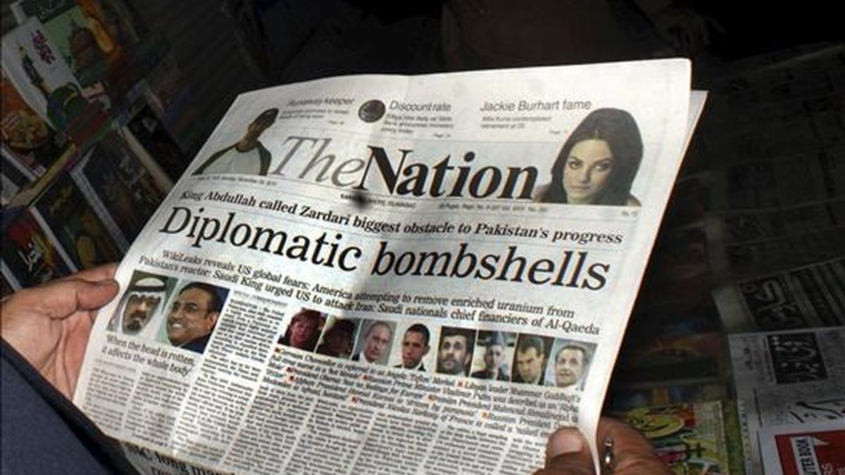 Un hombre lee una copia del periódico paquistaní en inglés "The Nation", que lleva en su portada la noticia de las nuevas filtraciones de la web Wikileaks, en un quiosco de periódicos en Hyderabad, Pakistán, el 29 de noviembre de 2010. EFE/Archivo