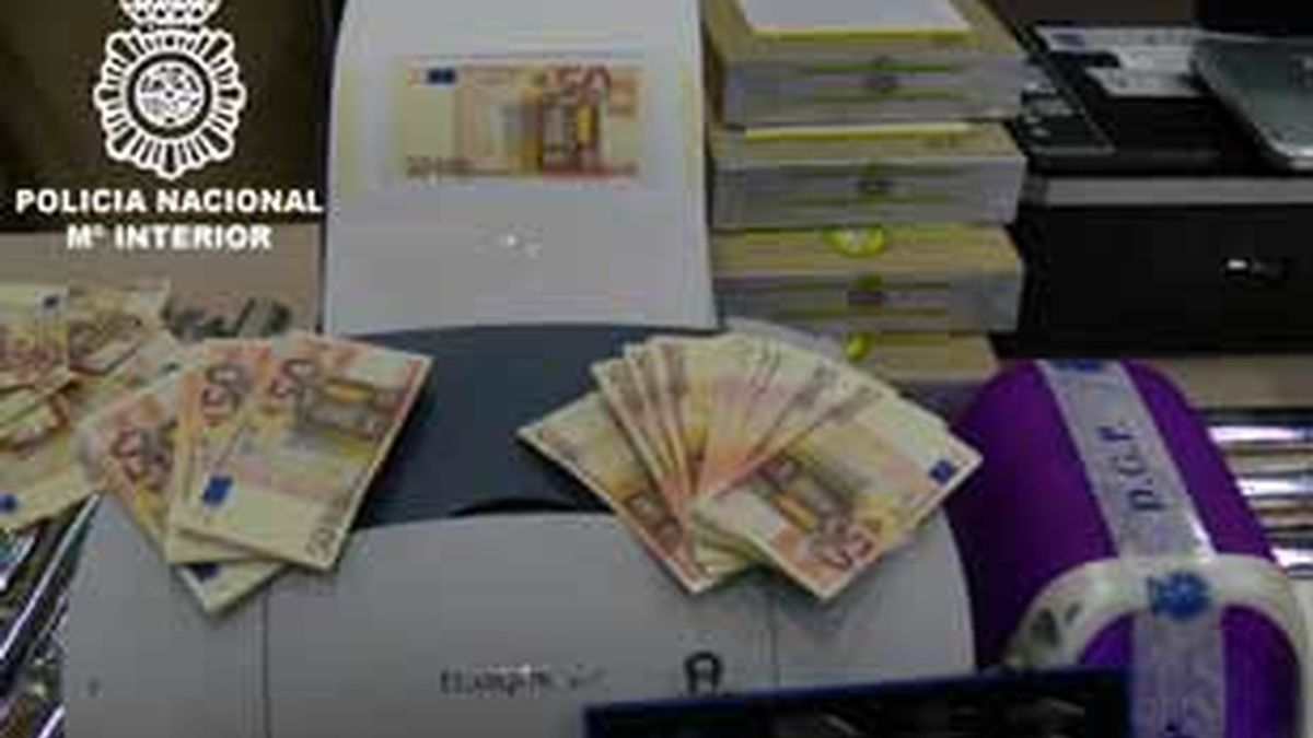 Imagen de los billetes falsos y el material incautado por la policía.