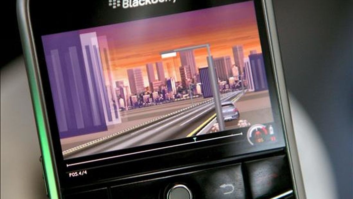 En la imagen, un videojuego en la pantalla de un teléfono móvil Blackberry en la feria internacional de la informática CeBit 2009 en Hannover, Alemania. EFE/Archivo