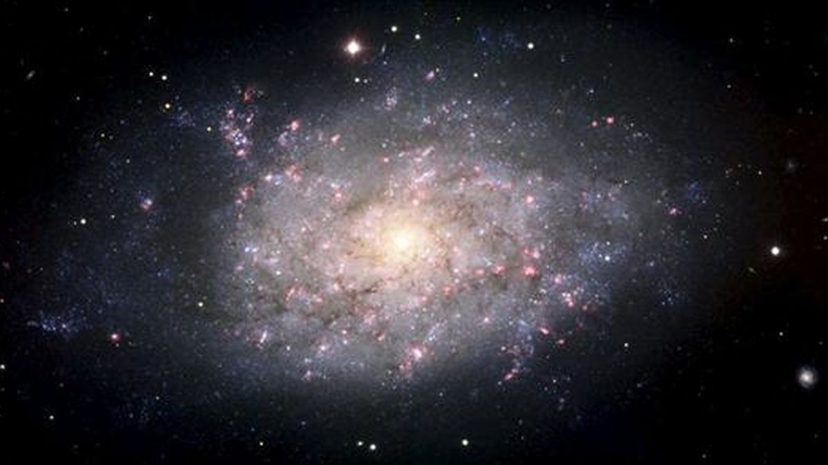 El Observatorio Europeo Austral divulgó este martes dos fotografías de galaxias fuera de lo común, a fin de celebrar las "100 Horas de Astronomía" como parte del Año Internacional de la Astronomía. EFE/Archivo