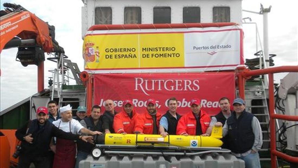 Fotografía cedida por el Laboratorio de Observación Oceánica costera de la Universidad de Rutgers, en Nueva Jersey, en donde se aprecia a los investigadores posando junto al "Caballero Escarlata", nombre con que se conoce al primer robot submarino no tripulado que cruzó el Atlántico y que se convirtió desde en pieza de la colección permanente del Museo de Historia Natural de Washington. EFE