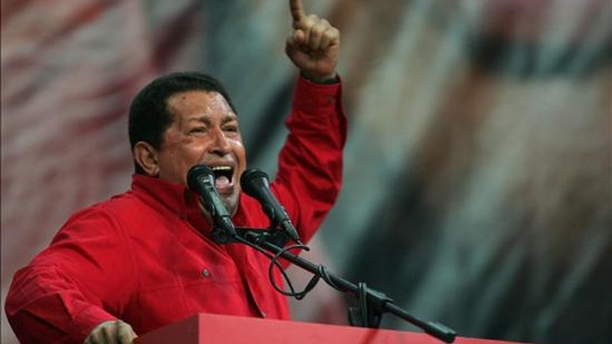 Hugo Chávez, el ex militar que lideró un fallido golpe de Estado en 1992, fue elegido por primera vez en diciembre de 1998, ratificado en el 2000, triunfó en un inédito referendo revocatorio en el 2004 y fue reelegido con más del 63 por ciento de los sufragios en 2006. EFE/Archivo