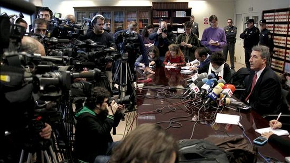 El fiscal jefe de la Audiencia madrileña, Eduardo Esteban (d) durante la rueda de prensa que ofreció ayer. EFE