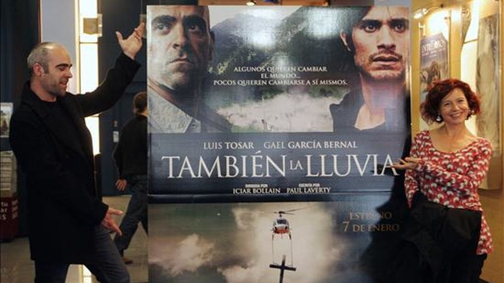 La directora de cine Iciar Bollaín, posa junto al actor Luis Tosar, durante la presentación esta mañana en Barcelona de su nueva película "También la lluvia", que representará a España en los Oscar, un filme que narra el conflicto social surgido por el uso del agua en Bolivia durante el rodaje sobre el descubrimiento de América. EFE