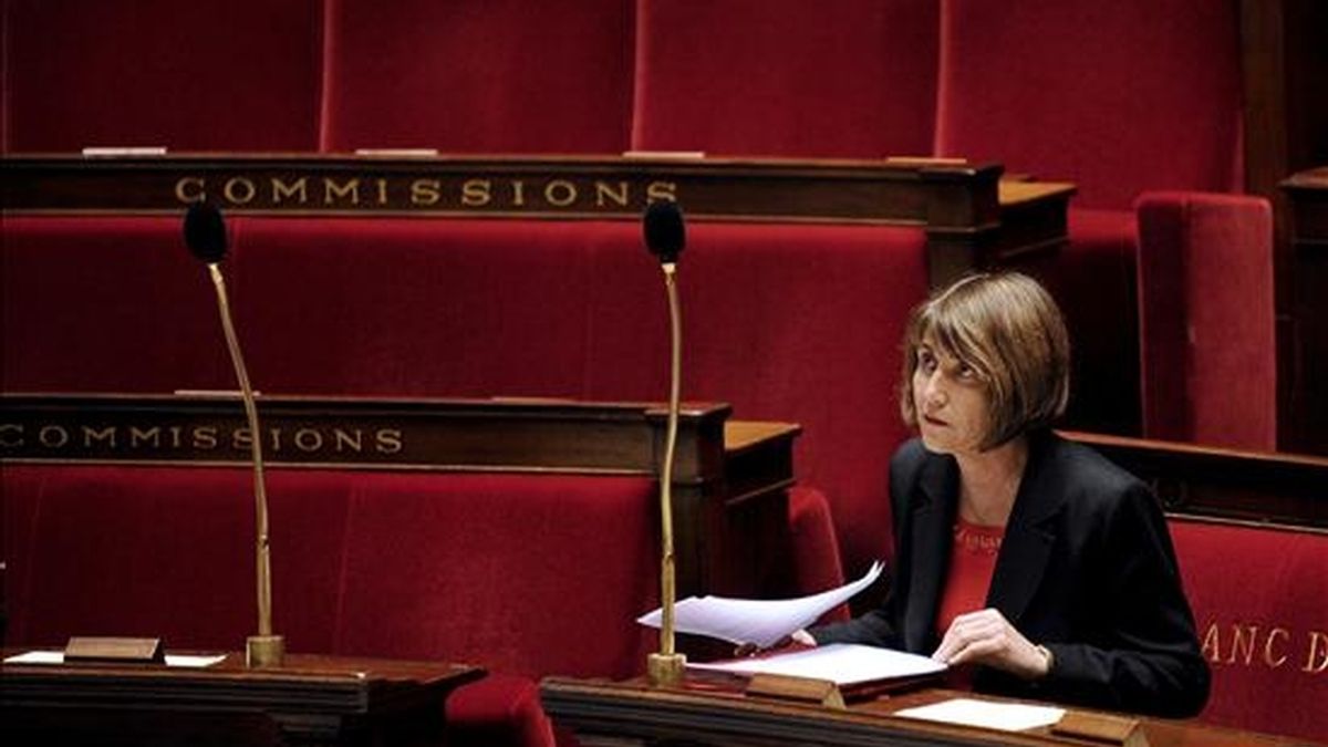 La ministra de Cultura francesa, Christine Albanel, en su escaño en la Asamblea Nacional en París durante un debate sobre la ley contra la descarga ilegal de contenidos audiovisuales en abril. EFE/Archivo