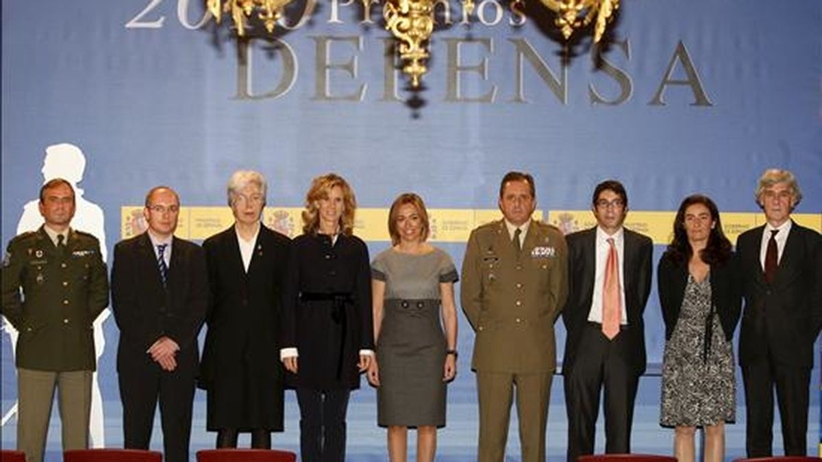 La ministra de Defensa, Carme Chacón (c), acompañada de la ministra de Ciencia e Innovación, Cristina Garmendia (4i), presidió hoy el acto de entrega de los Premios Defensa 2010 y el III premio soldado Idoia Rodríguez, mujer en las Fuerzas Armadas, en el Cuartel General del Ejército. EFE La ministra de Defensa, Carme Chacón (c), acompañada de la ministra de Ciencia e Innovación, Cristina Garmendia (4i), presidió hoy el acto de entrega de los Premios Defensa 2010 y el III premio soldado Idoia Rodríguez, mujer en las Fuerzas Armadas, en el Cuartel General del Ejército. EFE