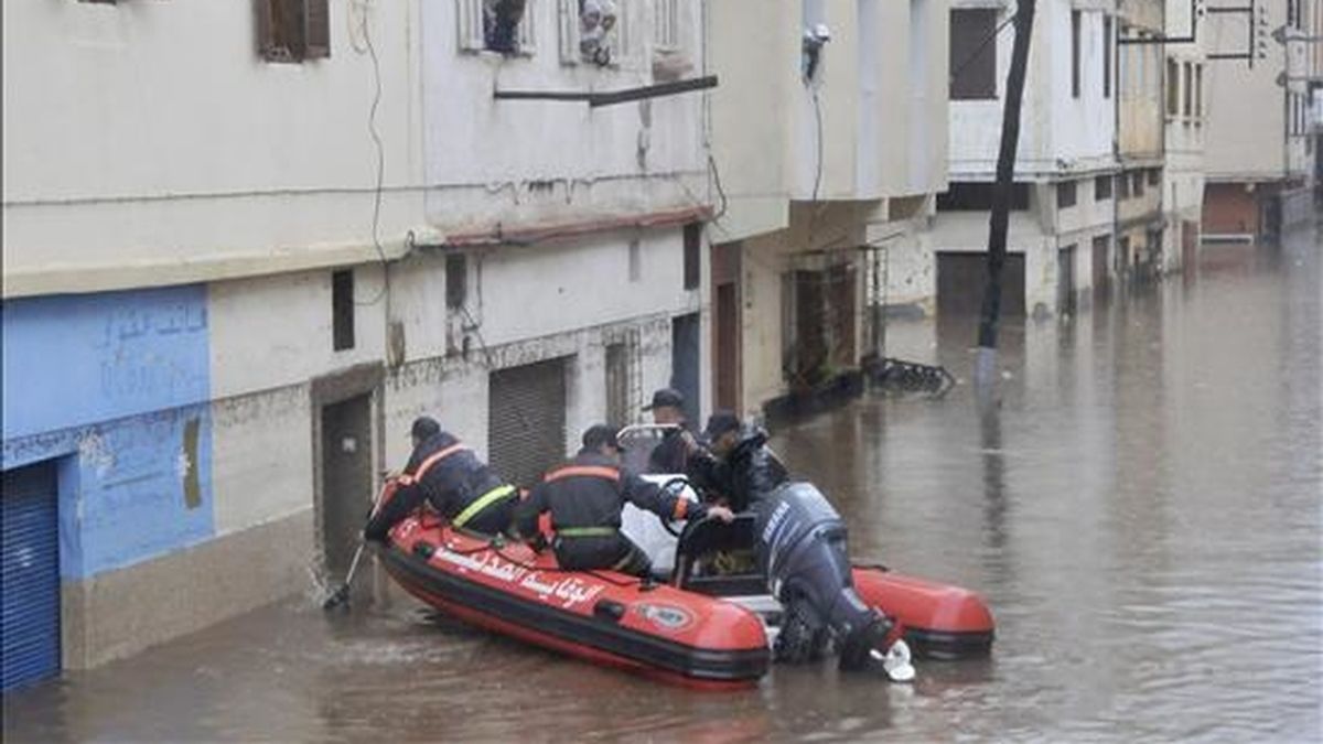 Unos policías trabajan en las labores de rescate en una calle inundada en Casablanca, Marruecos. Un temporal del viento y lluvia ha azotado el norte de Marruecos en las últimas 24 horas, causando al menos 22 muertos en diversos siniestros. EFE