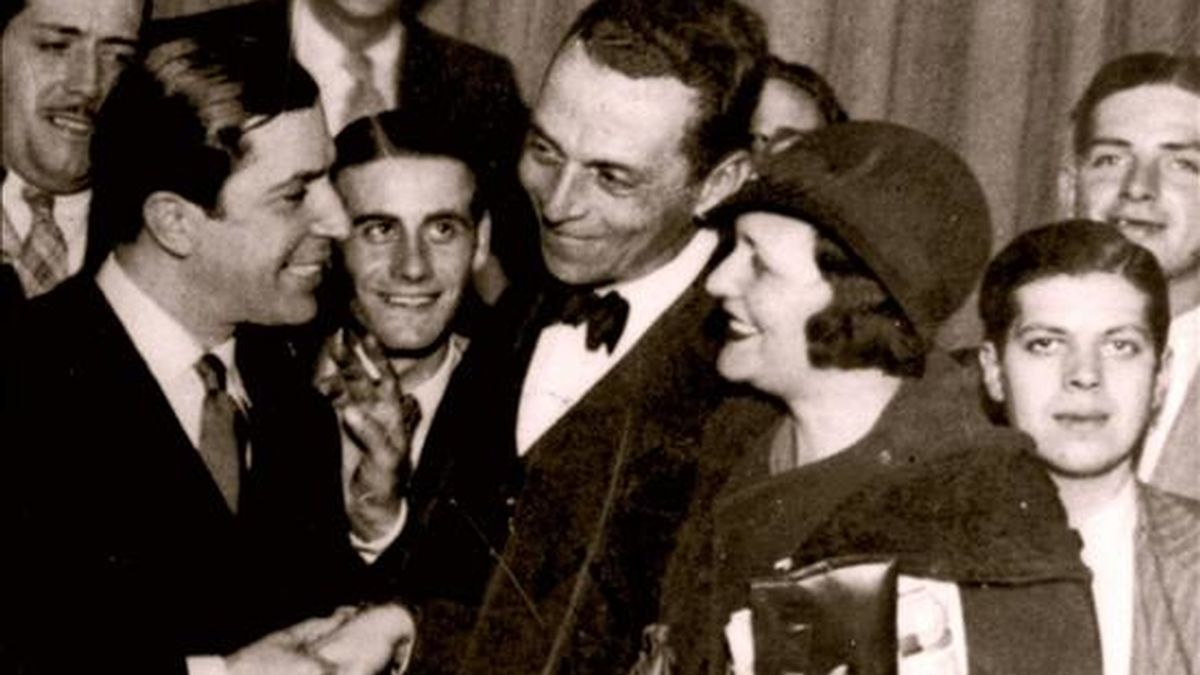 Carlos Gardel (i) aparece reflejado en centenares de cartas, fotos y otros documentos, algunos inéditos, reunidos en un libro que se presentará en Buenos Aires, dentro de los actos de conmemoración de los 120 años del nacimiento del cantante de tangos. EFE/Radio Carve