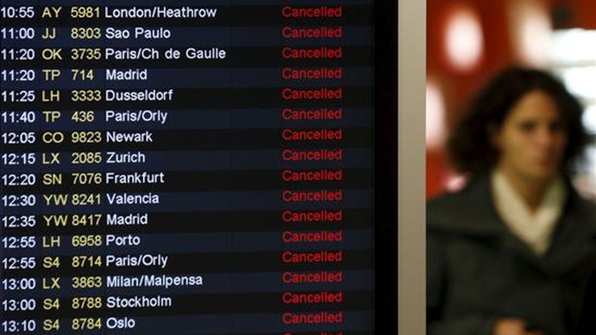 Una pantalla muestra la cancelación de las llegadas y salidas previstas en el aeropuerto de Lisboa esta mañana, durante el inicio de una huelga general que arrancó hoy con numerosos paros en el sector de los transportes, especialmente en el tránsito aéreo, en Portugal. EFE