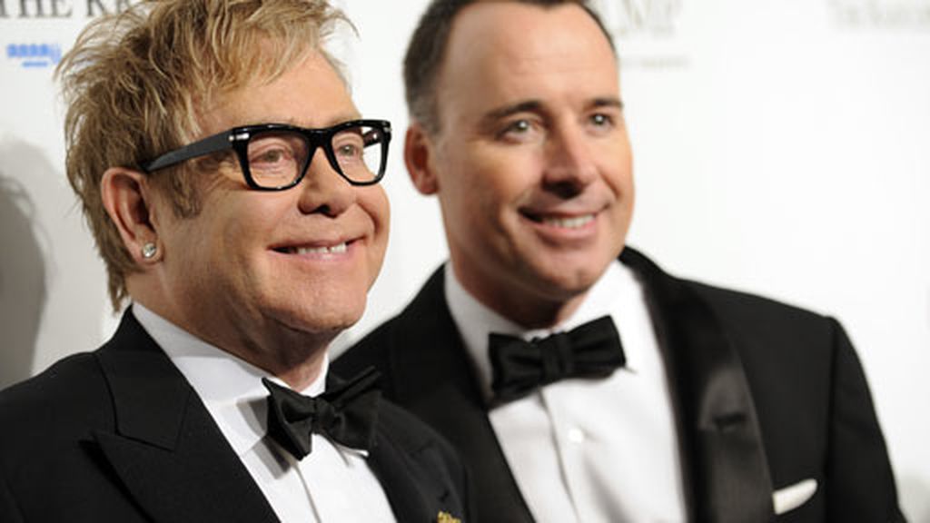 Elton John, se estrena como papá