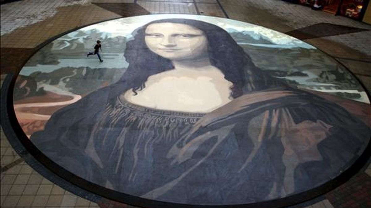 La Mona Lisa guarda en su pupila la clave de su identidad, según nueva teoría. En la imagen una reproducción de la Mona Lisa valedora del récord Guinness por ser la más grande del mundo, cubre una superficie de 240 metros cuadrados. EFE/Archivo