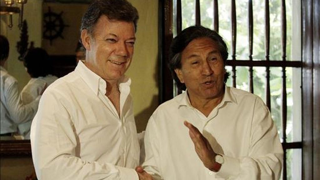 El presidente de Colombia, Juan Manuel Santos (i), saluda al candidato a la Presidencia de Perú, el ex mandatario Alejandro Toledo (d), durante el VII Congreso Nacional de la Infraestructura que se lleva a cabo en Cartagena (Colombia). EFE