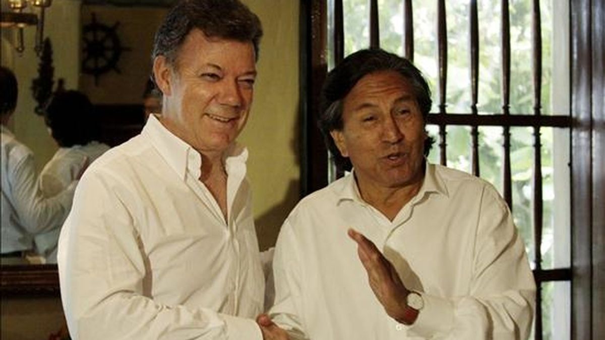 El presidente de Colombia, Juan Manuel Santos (i), saluda al candidato a la Presidencia de Perú, el ex mandatario Alejandro Toledo (d), durante el VII Congreso Nacional de la Infraestructura que se lleva a cabo en Cartagena (Colombia). EFE