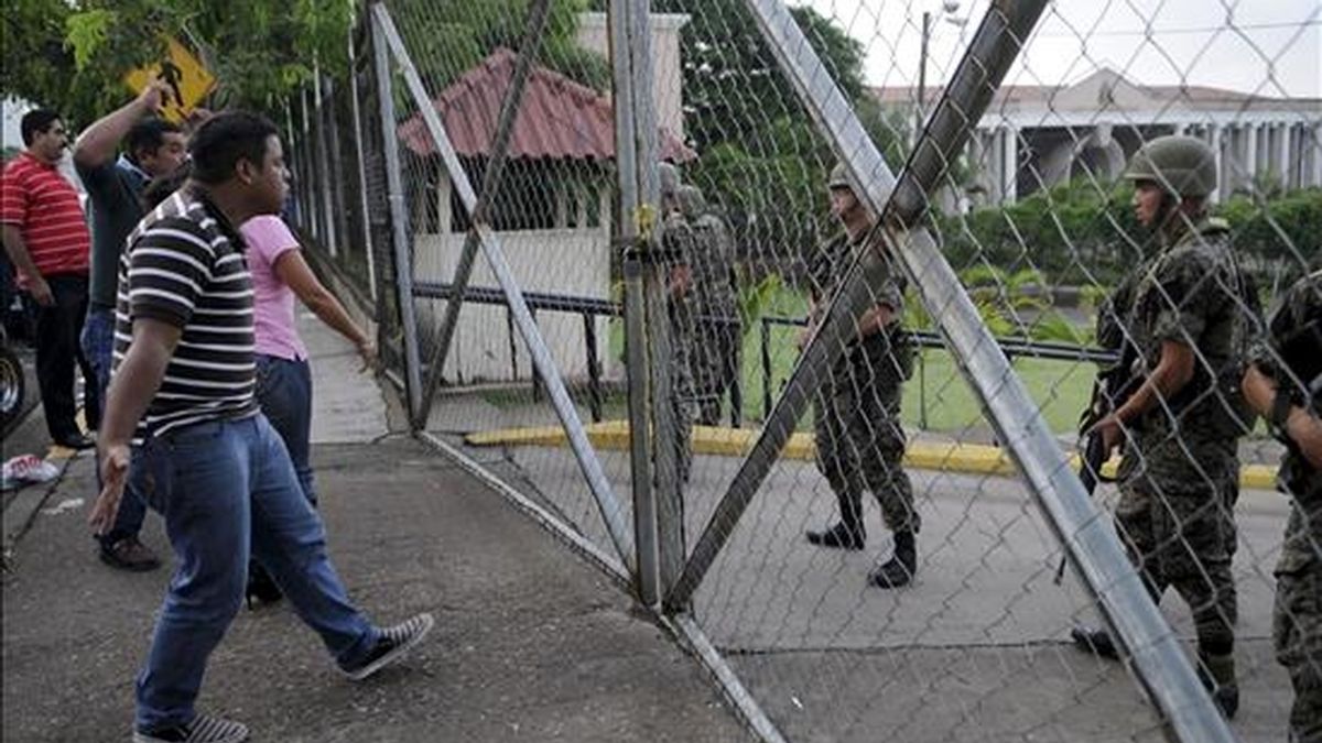 Simpatizantes del presidente de Honduras, Manuel Zelaya, protestan frente a la casa presidencial en Tegucigalpa. EFE