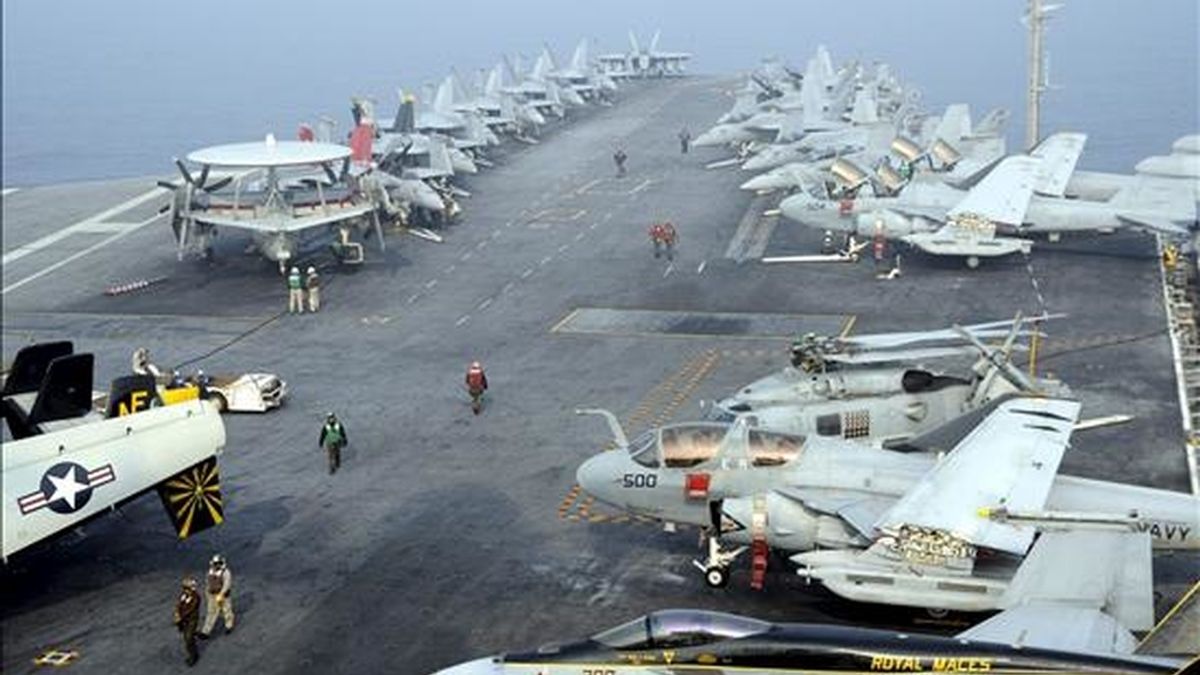 Marines del Ejército de Estados Unidos trabajan en la cubierta del portaaviones nuclear "USS George Washington" durante unas maniobras militares conjuntas de Estados Unidos y Corea del Sur, en el Mar Amarillo (Mar Occidental), en Corea del Sur, ayer, 30 de noviembre de 2010. Las maniobras finalizan hoy, 1 de diciembre de 2010. EFE Marines del Ejército de Estados Unidos trabajan en la cubierta del portaaviones nuclear "USS George Washington" durante unas maniobras militares conjuntas de Estados Unidos y Corea del Sur, en el Mar Amarillo (Mar Occidental), en Corea del Sur, ayer, 30 de noviembre de 2010. Las maniobras finalizan hoy, 1 de diciembre de 2010. EFE