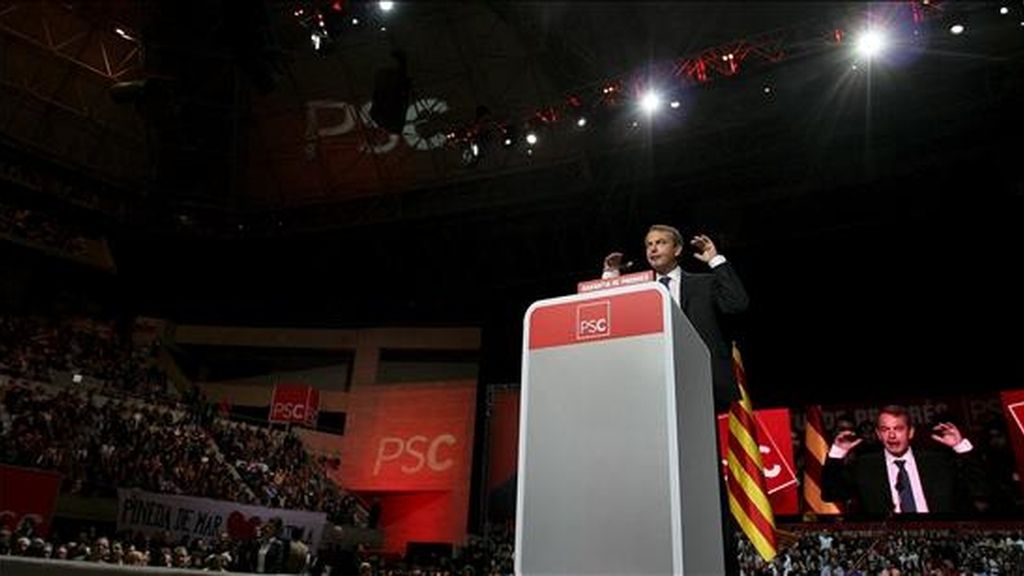 El presidente del Gobierno José Luis Rodríguez Zapatero, durante su intervención en apoyo de su homólogo de la Generalitat y candidato a la reelección por los socialistas catalanes (PSC), José Montilla, en el mitin central de campaña celebrado esta noche en el Palau Sant Jordi de Barcelona. EFE