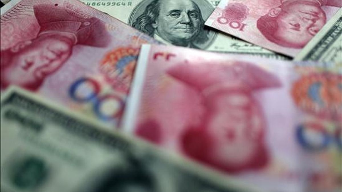 Billetes chinos y americanos en Shangai (China). EFE/Archivo