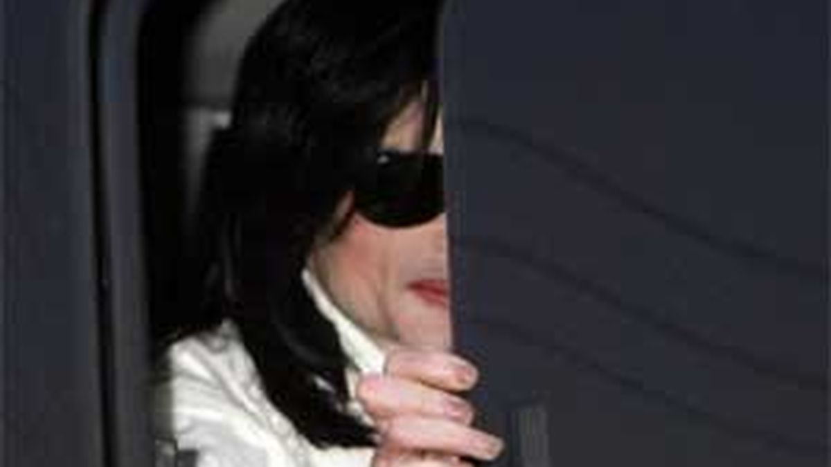 Michael Jackson sólo pesaba 51 kilos, tenía pastillas parcialmente disueltas en el estómago y presentaba varias costillas rotas según detalles de la autopsia. Vídeo: Informativos Telecinco.