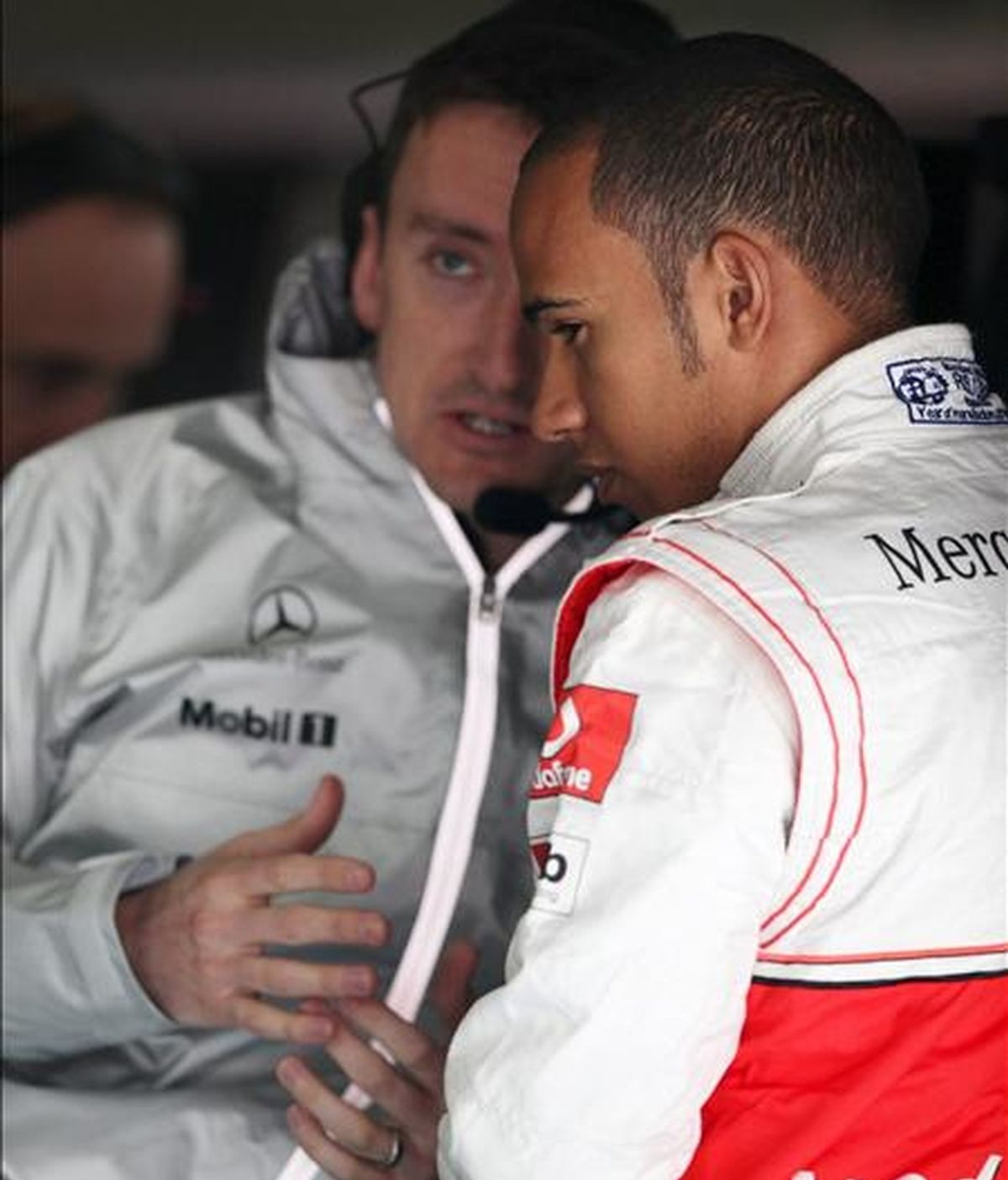 El piloto británica de Fórmula Uno Lewis Hamilton, de la escudería McLaren Mercedes, durante la jornada de entrenamientos libres celebrada en el circuito internacional de Shanghái (China). El Gran Premio de China de Fórmula Uno se disputará el próximo domingo. EFE