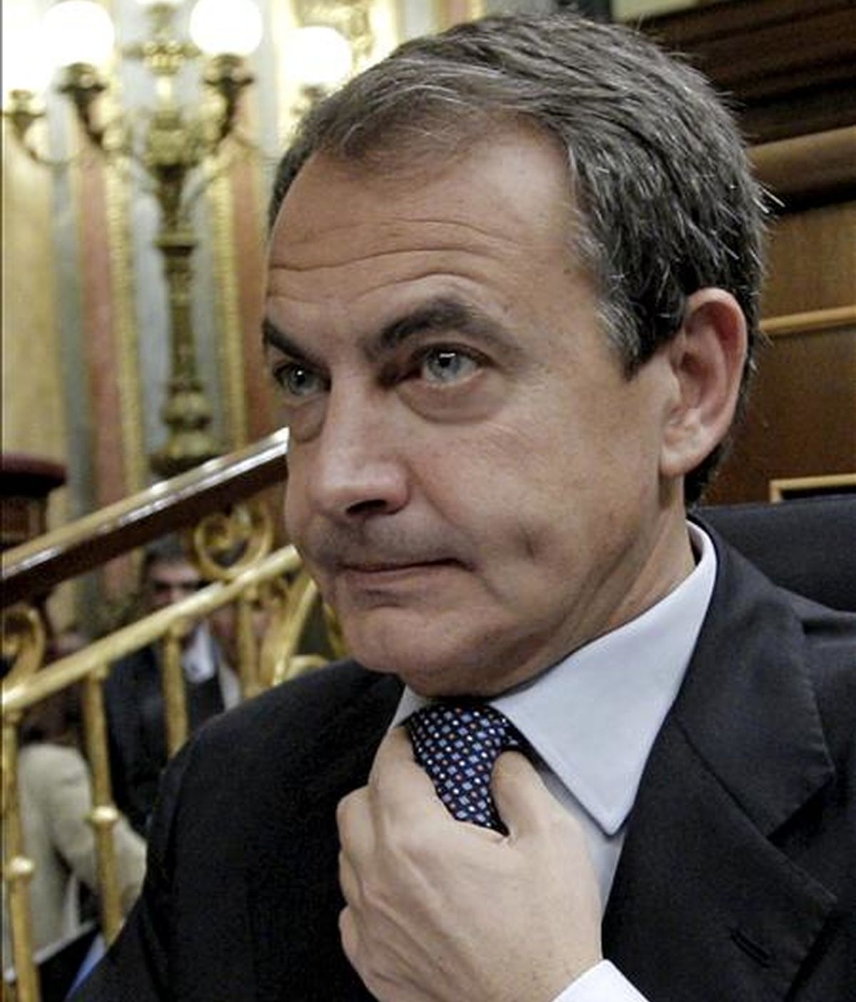 El presidente del Gobierno, José Luis Rodríguez Zapatero, durante la sesión de control al Ejecutivo celebrada hoy en el Congreso de los Diputados en la que ha anunciado una rebaja fiscal para las pymes, el fin de la prestación de 426 euros a partir de febrero y la privatización de la gestión de los aeropuertos de Barajas y el Prat. EFE