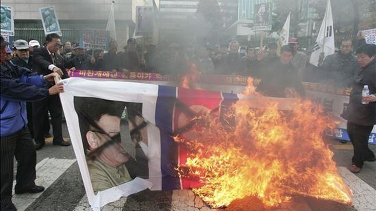 Grupos de surcoreanos queman un poster del líder de Corea del Norte, Kim Jong-il, durante una manifestación contra el ataque norcoreano sobre la isla surcoreana de Yeonpyeong, en Seúl, Corea del Sur. EFE