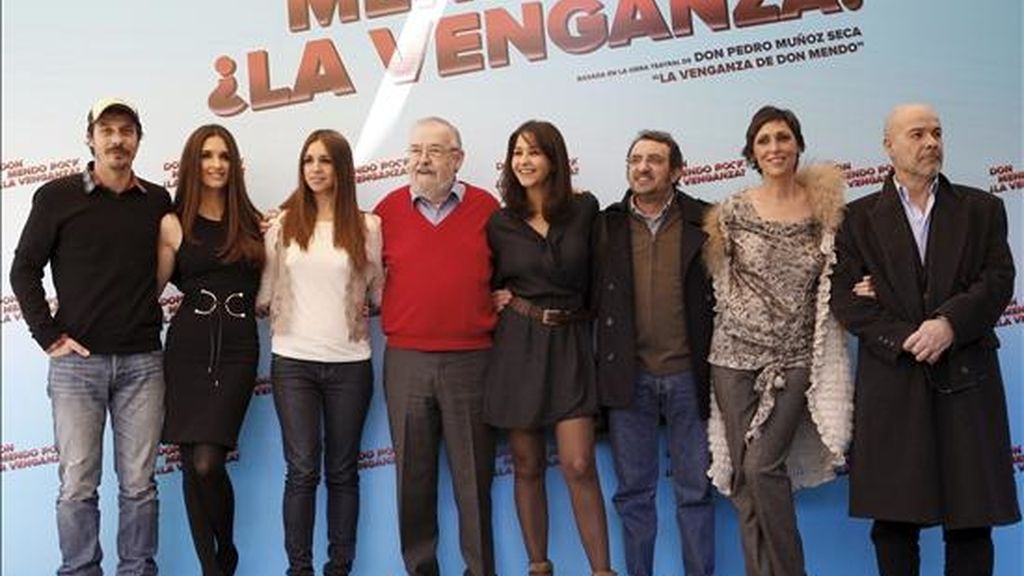 El cineasta José Luis García Sánchez (4i) durante la presentación de "Don Mendo Rock ¿La venganza?", cinta musical inspirada en la comedia de Pedro Muñoz Seca "La venganza de Don Mendo", con los actores Fele Martínez (i), Paz Vega (2i), Antonio Resines (d), Juanjo Cucalón (3d), María Barranco (2d) y Elena Furiase en los principales papeles. EFE