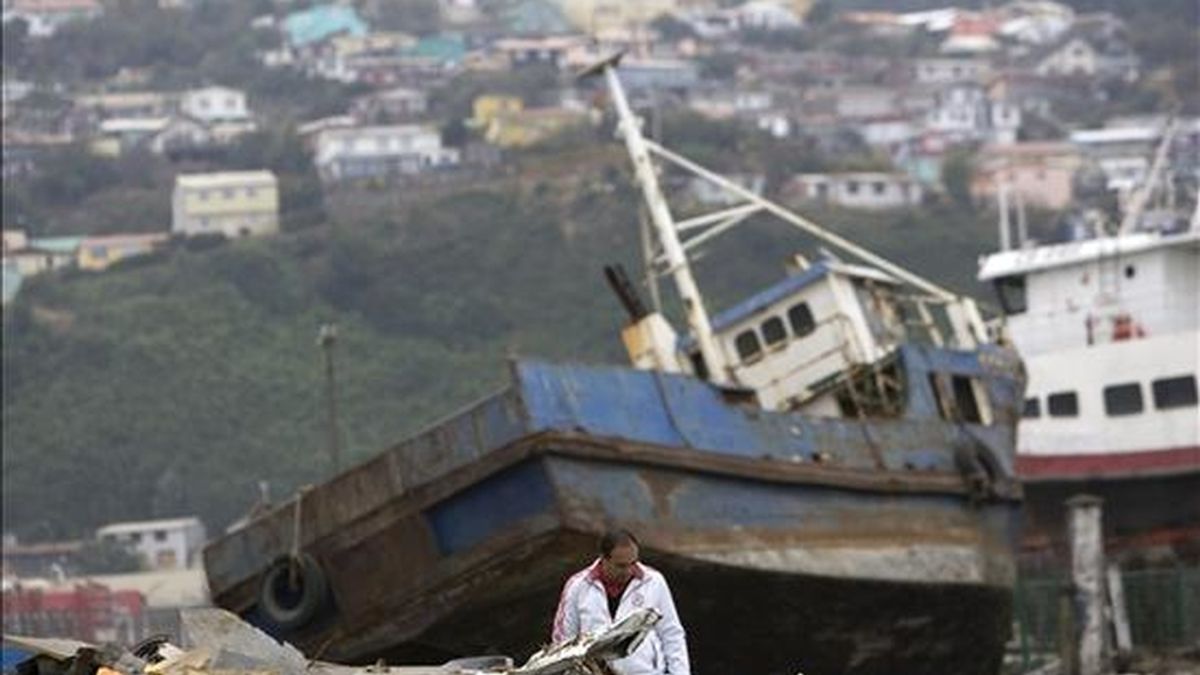 Escombros  y una embarcación en una calle, en la ciudad de Talcahuano (Chile), tras el terremoto y posterior maremoto que sacudió el centro y sur del país el pasado 27 de febrero. EFE/Archivo