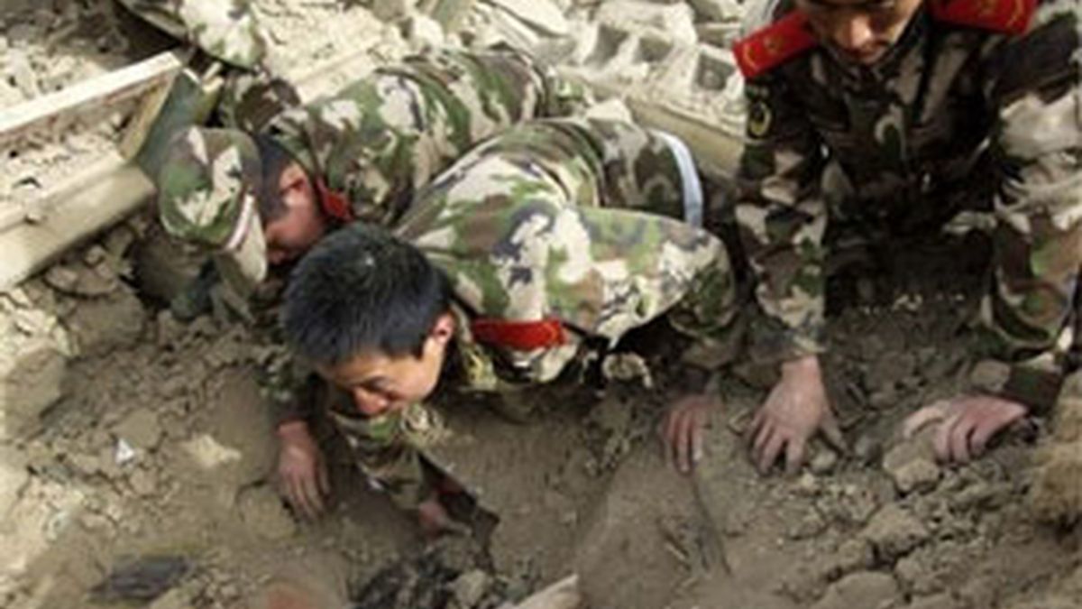 Los militares intentan rescatar a los sepultados con sus propias manos. Foto: EFE