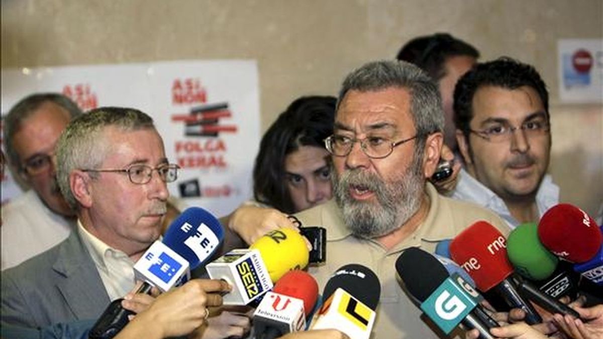 Los secretarios generales de UGT, Cándido Méndez (d), y de CCOO, Ignacio Fernández Toxo, atienden a los periodistas antes de la asamblea informativa sobre la huelga general del 29 de septiembre celebrada hoy en Vigo. EFE